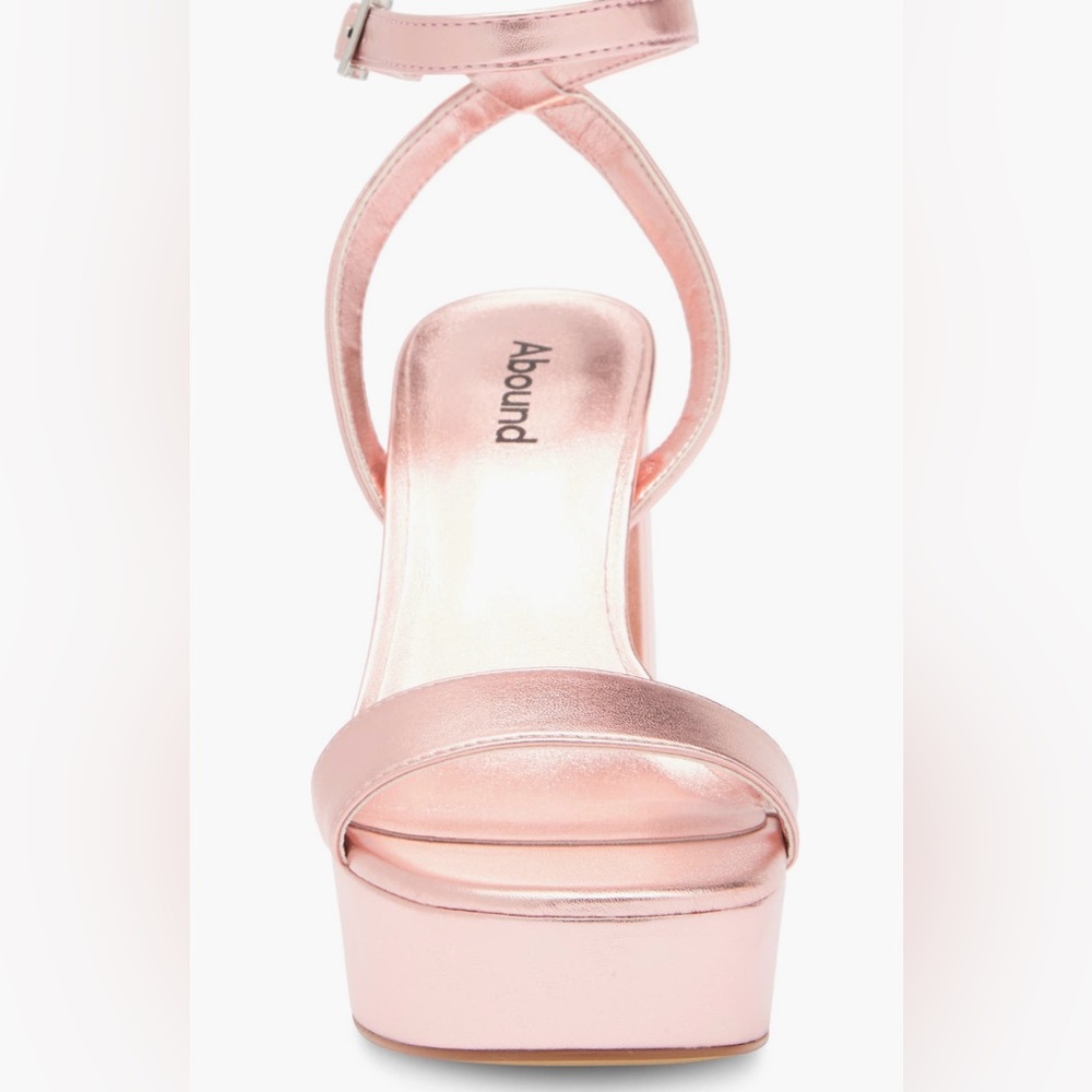 Abound
Monica Block Heel
Platform Sandal
Size 8
Color: Rose Gold Metallic